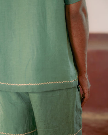 back view of a man in a green hand-embroidered linen shirt. Half sleeve shirt, Material: linen, Back view